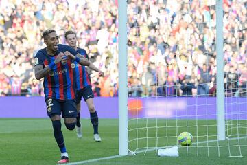 El jugador del Barcelona Raphinha celebra el gol tras marcar el 1-0 al Valencia. 
 