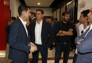 Manolo Jiménez, entrenador de fútbol, en la capilla ardiente de José Antonio Reyes en el estadio Sánchez Pizjuán.
