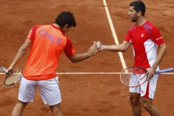 Christian Garin y Hans Podlipnik celebran un punto durante el dobles.