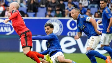 OVIEDO, 23/11/2025.- El centrocampista marroquí del Oviedo Ilyas Chaira (c) realiza una entrada que le ha supuesto una cartulina roja durante el partido de LaLiga entre el Oviedo y el Rayo Vallecano este domingo en el estadio Carlos Tartiere de la capital asturiana. EFE/ Paco Paredes