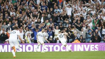 Raphinha celebra el 2-2 anotado con el Leeds United ante el Everton.