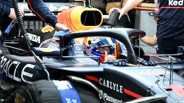 Red Bull Racing's Dutch driver Max Verstappen gives a thumbs up in the cockpit of his car ahead of the second practice session of the Mexico City Formula One Grand Prix at the Hermanos Rodriguez racetrack in Mexico City on October 24, 2025. (Photo by Yuri CORTEZ / AFP)