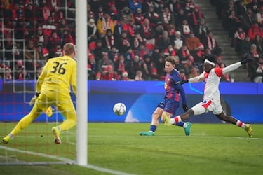 1-1. Taconazo de Raphina para Frenkie de Jong. El mediocentro azulgrana asiste al desmarque de Fermín López dentro del área y saca un derechazo para superar a Jindrich Stanek por el primer palo.