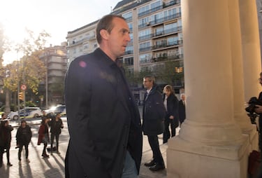 Era el mánager general de la sección de Balonmano y Laporta dejó de contar con él por buscar un impulso y un nuevo proyecto en la sección. Mito del barcelonismo, le hubiera gustado seguir en la entidad. 