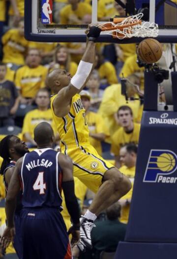 El jugador de los Indiana Pacers, David West, anota ante el jugador de los Atlanta Hawks, Paul Millsap.