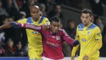 Lacazette trata de irse de dos defensores del APOEL.