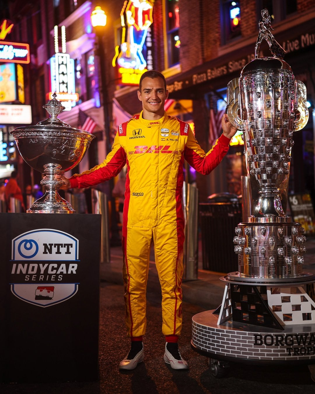 Álex Palou posa con sus trofeos de campeón de la IndyCar y de la Indy 500.