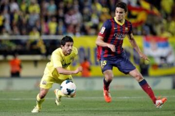 El delantero del Villarreal Jonathan Pereira con el balón ante el defensa del FC Barcelona Marc Bartra.