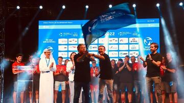 El presidente de la Federación Española de Triatlón José Hidalgo, con la bandera de World Triathlon en el evento de final de temporada en Abu Dhabi.