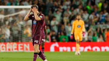 SEVILLA, 24/04/2025.- El delantero del Valladolid Juan Latasa tras encajar el segundo gol ante el Betis, durante el partido de LaLiga de fútbol que Real Betis y Real Valladolid disputan este jueves en el estadio Benito Villamarín, en Sevilla. EFE/Julio Muñoz