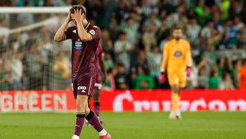 SEVILLA, 24/04/2025.- El delantero del Valladolid Juan Latasa tras encajar el segundo gol ante el Betis, durante el partido de LaLiga de fútbol que Real Betis y Real Valladolid disputan este jueves en el estadio Benito Villamarín, en Sevilla. EFE/Julio Muñoz