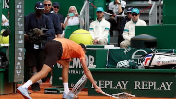 Russia's Daniil Medvedev smashes his racket on the clay as he plays against Italy's Matteo Berrettini during the Monte Carlo ATP Masters Series Tournament round of 32 tennis match on Court Rainier III at the Monte-Carlo Country Club in Roquebrune-Cap-Martin, south-eastern France on April 8, 2026. (Photo by Valery HACHE / AFP)