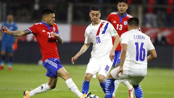 Futbol, Chile vs Paraguay.
 Eliminatorias a Catar 2022.
 El jugador de Chile Charles Aranguiz, juega el bal&Atilde;&sup3;n durante el partido clasificatorio al mundial de Catar 2022 contra Paraguay disputado en el estadio San Carlos de Apoquindo, Chile.
 10/10/2021
 Andres Pina/Photosport
 
 Football, Chile vs Paraguay.
 Qatar 2022 worldcup quilifying match.
 Chile&#039;s player Charles Aranguiz play the ball during  football match against Paraguay for Qatar 2022 worldcup quilifying at San Carlos de Apoquindo stadium in Santiago, Chile.
 10/10/2021
 Andres Pina/Photosport