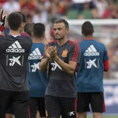Luis Enrique, muy atento a Iñaki Williams, Unai Simón y Ferran