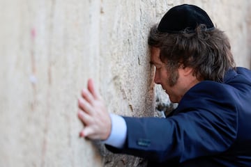 Argentina's President Javier Milei visits the Western Wall, Judaism's holiest prayer site during his tour in Jerusalem's Old City, February 6, 2024 REUTERS/Ammar Awad     TPX IMAGES OF THE DAY