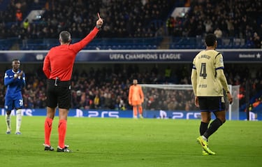 El árbitro del partido, Slavko Vincic, muestra la cartulina roja (doble amarilla) al capitán del Barcelona por una entrada a destiempo a Marc Cucurella.