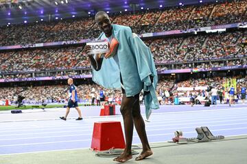 Botswana's Letsile Tebogo celebrates after winning the men's 200m final of the athletics event at the Paris 2024 Olympic Games at Stade de France in Saint-Denis, north of Paris, on August 8, 2024. (Photo by Jewel SAMAD / AFP)