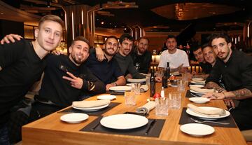 Los jugadores y técnicos del Atlético almorzaron en El Gran Escenario, el nuevo restaurante del Wanda Metropolitano, por iniciativa de Gil Marín.