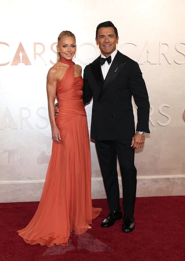 Kelly Ripa y Mark Consuelos posa en la alfombra roja del Dolby Theatre.