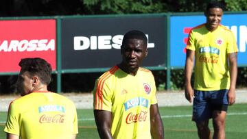 EPA2134. CARNAGO (ITALIA), 05/06/2018.- El defensa de la selección colombiana de fútbol Cristian Zapata (c) participa en una sesión de entrenamiento en la ciudad deportiva Milanello, Carnago (Italia) hoy, 5 de junio de 2018. La selecc