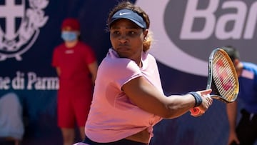 Serena Williams devuelve una bola durante un partido en el Emilia Romaña Open