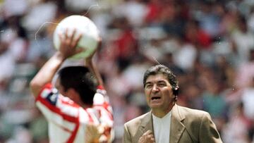 22 July 2001: Action photo of Alberto Guerra, trainer of La Piedad, giving instructions to his players, during the first week of the winter tournament of mexican soccer. Guadalajara and La Piedad draw 1-1. Foto de Accion de Alberto Guerra,entrenador de La Piedad, dando instrucciones a sus jugadores, durante la primera fecha del torneo de invierno del futbol mexicano. Guadalajara y La. Piedad empataron1-1. MEXSPORT/VICTOR STRAFFON