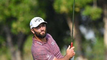 Jon Rahm of Spain hits a shot going to the fourteenth hole during final round of the DP World Tour Championship at Jumeirah Golf Estates in Dubai on November 20, 2022. (Photo by Ryan LIM / AFP)