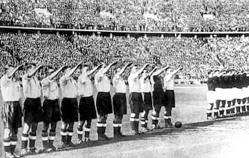 Saludo nazi de la selección inglesa de fútbol durante un encuentro frente a la selección alemana en 1938. Los ingleses se enfrentaban a los germanos en un contexto político bastante agitado.