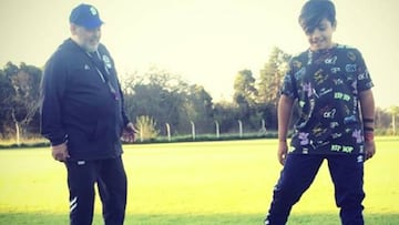 El Diez pasó la tarde con su nieto mayor jugando a la pelota.