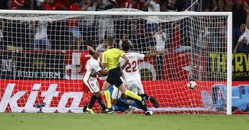 1-0. André Silva marcó el primer gol.