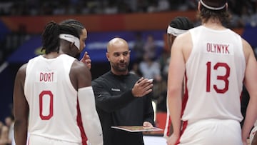 Jordi Fernández, seleccionador de Canadá, da instrucciones a sus jugadores durante el partido contra Brasil.