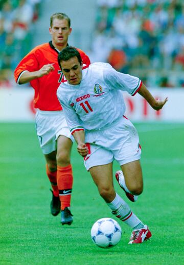 Tal vez una de las lesiones más graves que se recuerden en la historia de la Selección Mexicana le ocurrió al Divo de Tepito, esto cuando el trinitario Ancil Elcock le puso un planchazo en la pierna. El jugador mexicano estuvo 10 meses alejado de las canchas