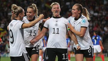 Germany's striker Alexandra Popp celebrates scoring her team's second goal during the UEFA Women's Euro 2022 semi-final football match between Germany and France at the Stadium MK, in Milton Keynes, on July 27, 2022. (Photo by ADRIAN DENNIS / AFP) / No use as moving pictures or quasi-video streaming. 
Photos must therefore be posted with an interval of at least 20 seconds.