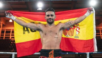 José Quiles posa con la bandera española.