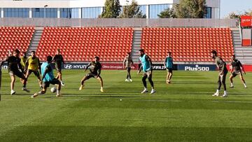 El Atleti sigue trabajando sin los internacionales