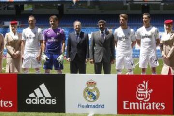 El Real Madrid C. F. y Emirates presentaron el nuevo acuerdo de patrocinio entre ambas entidades y la camiseta de la temporada 2013/14, que llevará el nombre de la compañía aérea.Al acto también acudieron los jugadores de la plantilla blanca, que posaron con las nuevas equipaciones.