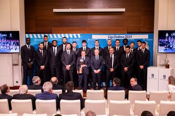 Los jugadores del Real Madrid de baloncesto durante la recepción en el Ayuntamiento de Madrid.
