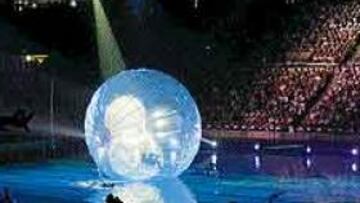 <b>EL HOMBRE EN EL LÍQUIDO ELEMENTO.</B> Una inmensa bola de plástico con una persona en su interior fue una de las piezas de la coreografía durante la ceremonia inaugural.