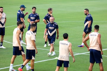 Paco López junto a su cuerpo técnico y jugadores en un entrenamiento en la Ciudad Deportiva.