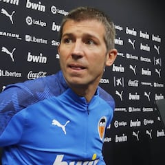 Ningún jugador del Valencia comparece junto a Celades