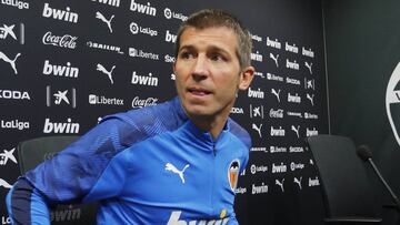 Ningún jugador del Valencia comparece junto a Celades