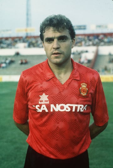 Militó en las categorías inferiores del Barcelona desde el 1982 hasta el 86, cuando subió al primer equipo. Estuvo en el club blaugrana hasta 1988. Llegó al Mallorca en 1989 y se fue en 1993. Su último equipo fue el mallorquín, donde militó una última temporada.