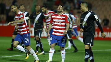Los jugadores del Granada se lamentan.