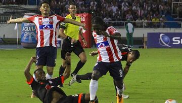 Yimmi Char&aacute; ante la marca de Iv&aacute;n V&eacute;lez en el juego entre Junior y Am&eacute;rica por la vuelta de los cuartos de final de la Liga &Aacute;guila II-2017