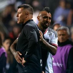 A Almirón le preguntaron por la ausencia de Vidal en la Roja: su respuesta dará la vuelta al mundo