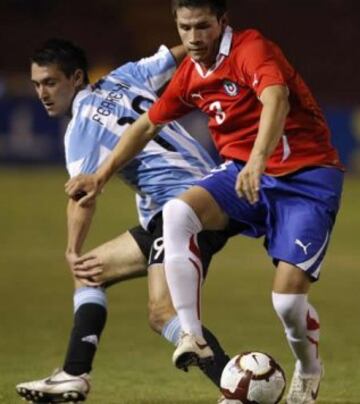 El zaguero fue formado en Católica e incluso entrenó un par de semanas con Manchester United. Jugó tres partidos en Perú.