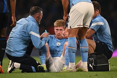 Kevin De Bruyne, con molestias físicas, recibe asistencia médica. El jugador belga pide el cambio en el  minuto 35 y es sustituido por Phil Foden.