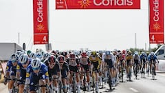 El pelotón pasa por un cartel publicitario de Cofidis durante la Vuelta a España.