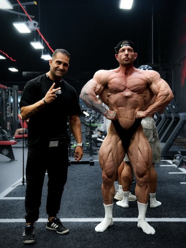 Figura muy conocida en el panorama fitness de España, con una gran presencia como influencer en redes sociales como Instagram, TikTok y YouTube. Consiguió clasificar y participó en el Mr. Olympia 2024 (en su debut en Classic Physique) y volvió a clasificar para el Mr. Olympia 2025. Ha ganado varias competiciones profesionales, como el Tupelo Pro 2024 y 2025, y el Atlanta Pro 2025, en la categoría Classic Physique.