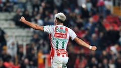 Brian Fern&aacute;ndez celebrando un gol con Necaxa